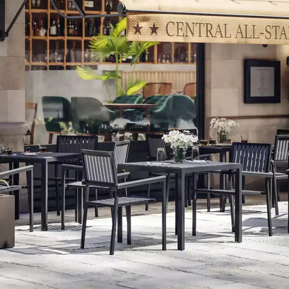 Flash Furniture Harris - Ensemble de 5 pièces de table et chaises commerciales intérieures/extérieures avec dossiers et assises à lattes en résine noire
