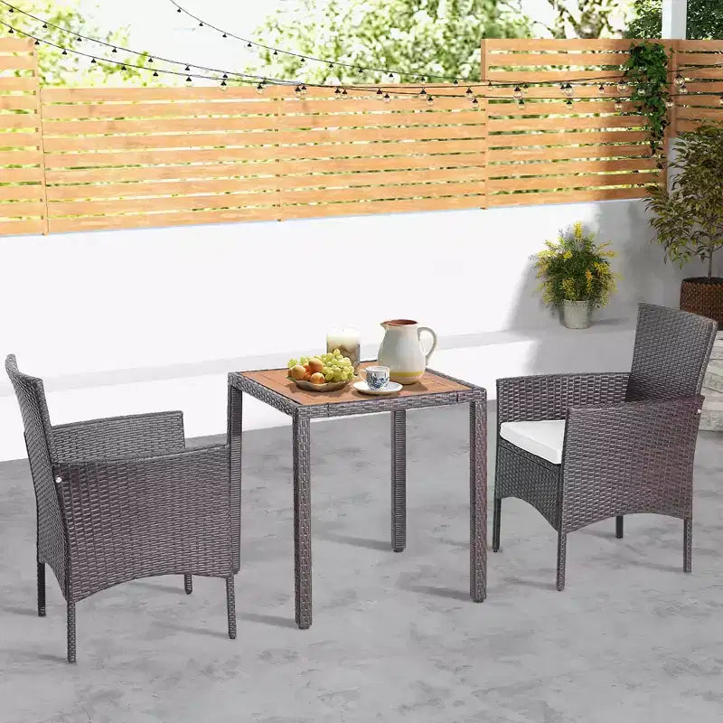 Costway Set da Pranzo da Giardino 3 Pezzi in Vimini con Piano Tavolo in Legno di Acacia e Sedie Imbottite