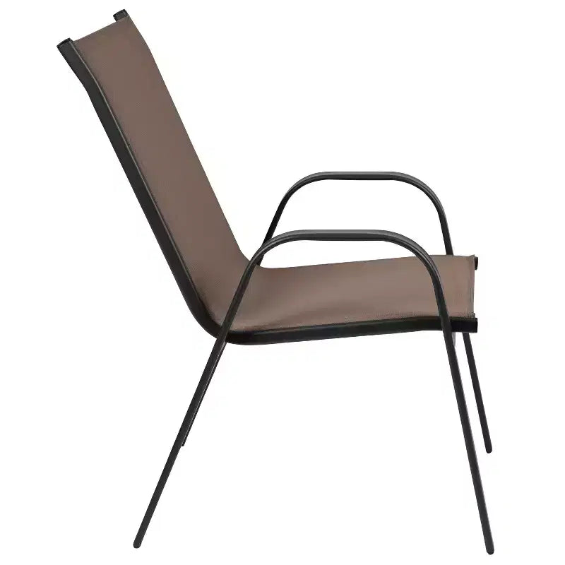 Ensemble de table de patio trois pièces Emma et Oliver avec table à cadre métallique carré avec plateau en verre trempé et deux chaises empilables Flex Comfort