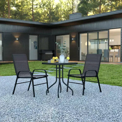 Ensemble de table de patio trois pièces Emma et Oliver avec table à cadre métallique carré avec plateau en verre trempé et deux chaises empilables Flex Comfort