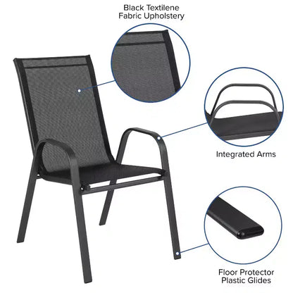 Ensemble de table de patio trois pièces Emma et Oliver avec table à cadre métallique carré avec plateau en verre trempé et deux chaises empilables Flex Comfort