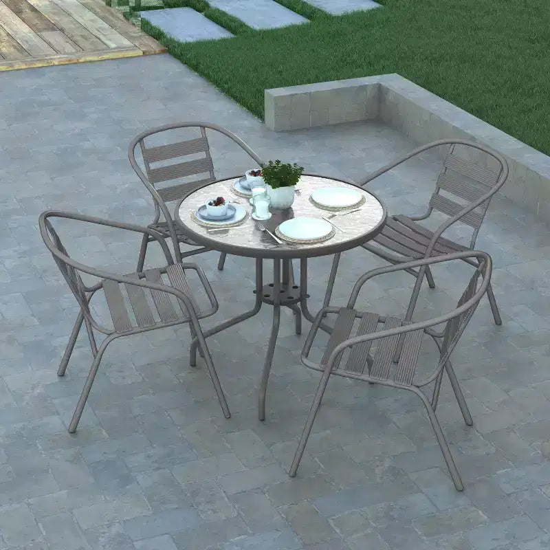 Tavolo rotondo con piano in vetro e base in metallo Emma and Oliver da 31,5'' con 4 sedie impilabili a doghe in alluminio