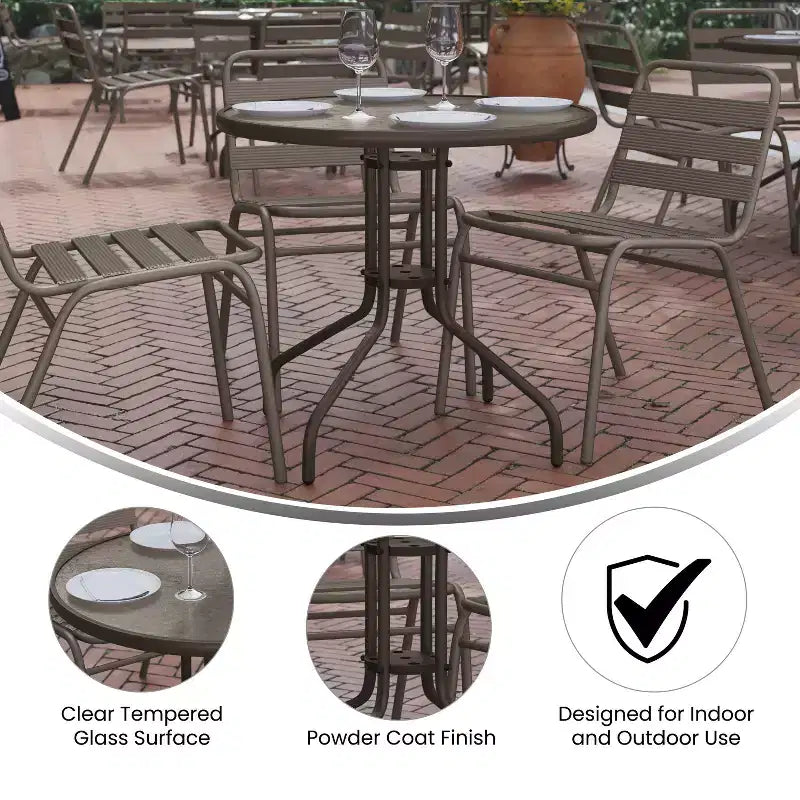 Tavolo rotondo con piano in vetro e base in metallo Emma and Oliver da 31,5'' con 4 sedie impilabili a doghe in alluminio