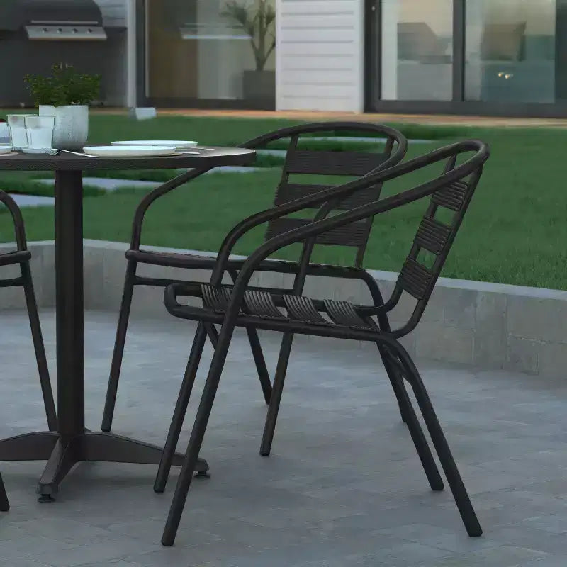 Set tavolo rotondo da interni/esterni Emma and Oliver 31,5" in alluminio con 4 sedie con schienale a doghe