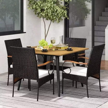 Set da pranzo Costway 5 pezzi in vimini PE per patio, tavolo e sedie con cuscini e foro per ombrellone da 1,9"