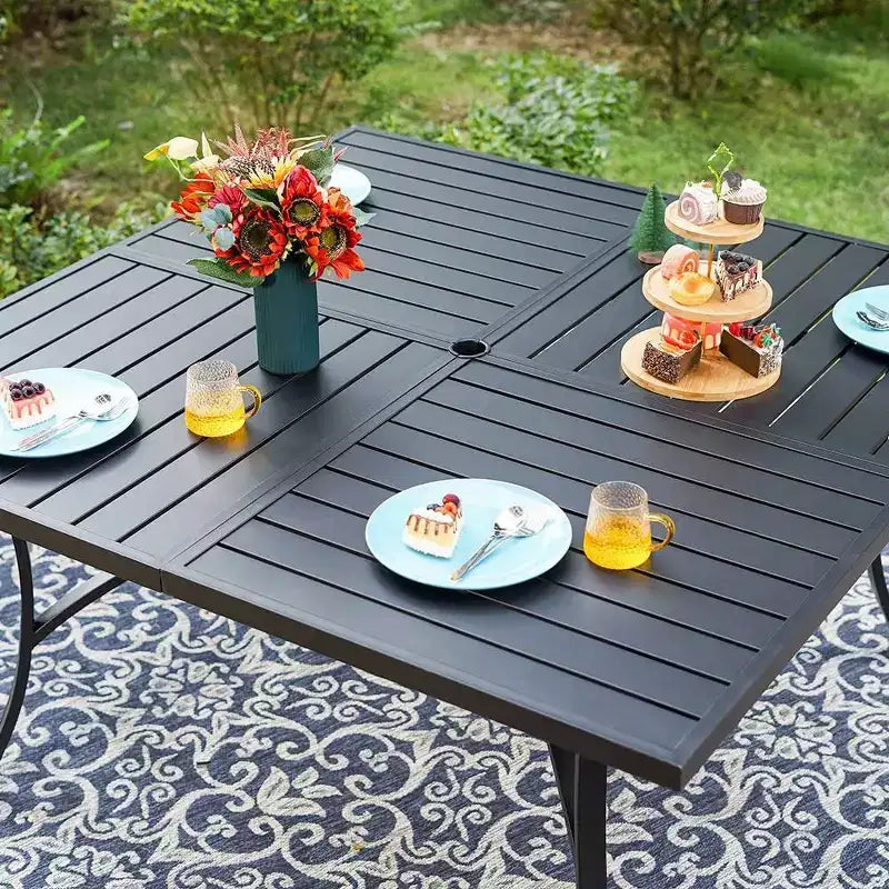 Captiva Designs Ensemble de 9 pièces Table de salle à manger carrée en métal à lattes et chaises pivotantes en osier avec coussins épais