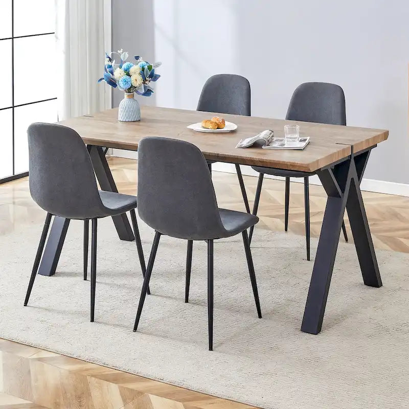 Moderno set da pranzo con tavolo rettangolare nero con base a forma di A e sedie con schienale rotondo