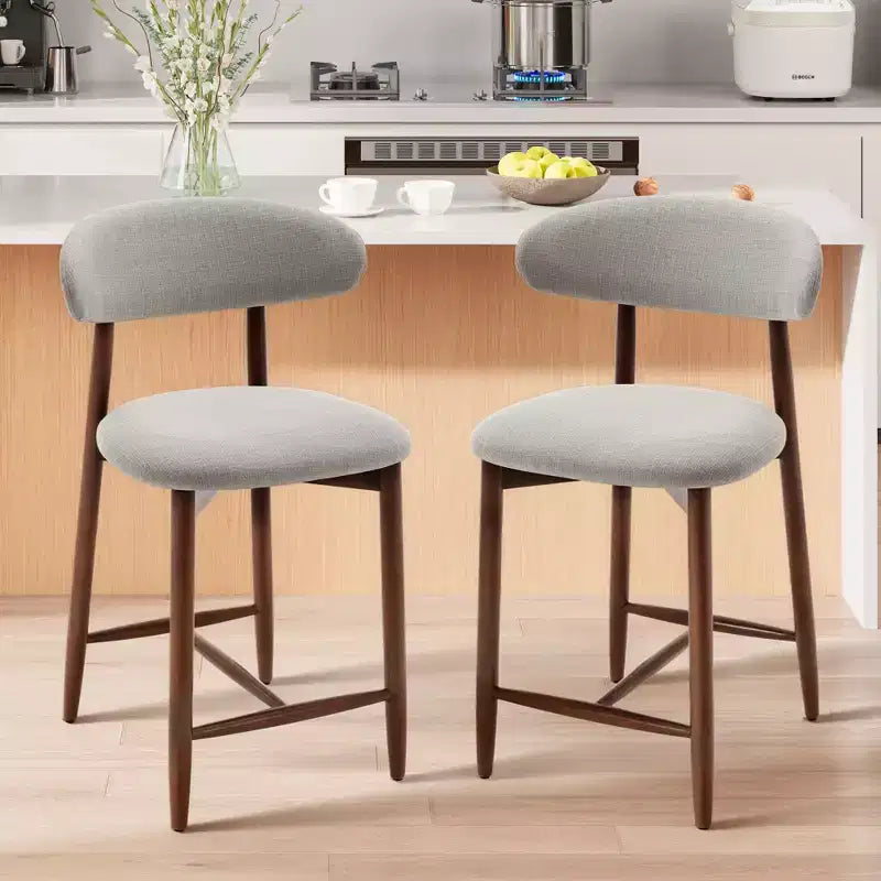 Lot de 2/4/6 tabourets de bar rembourrés Ora Maison à hauteur de comptoir avec tissu et finition noyer