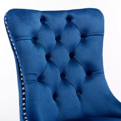 Set di 2 sedie da pranzo contemporanee imbottite in velluto grigio trapuntato in legno massello con gambe placcate in acciaio inossidabile cromato e finiture con borchie
