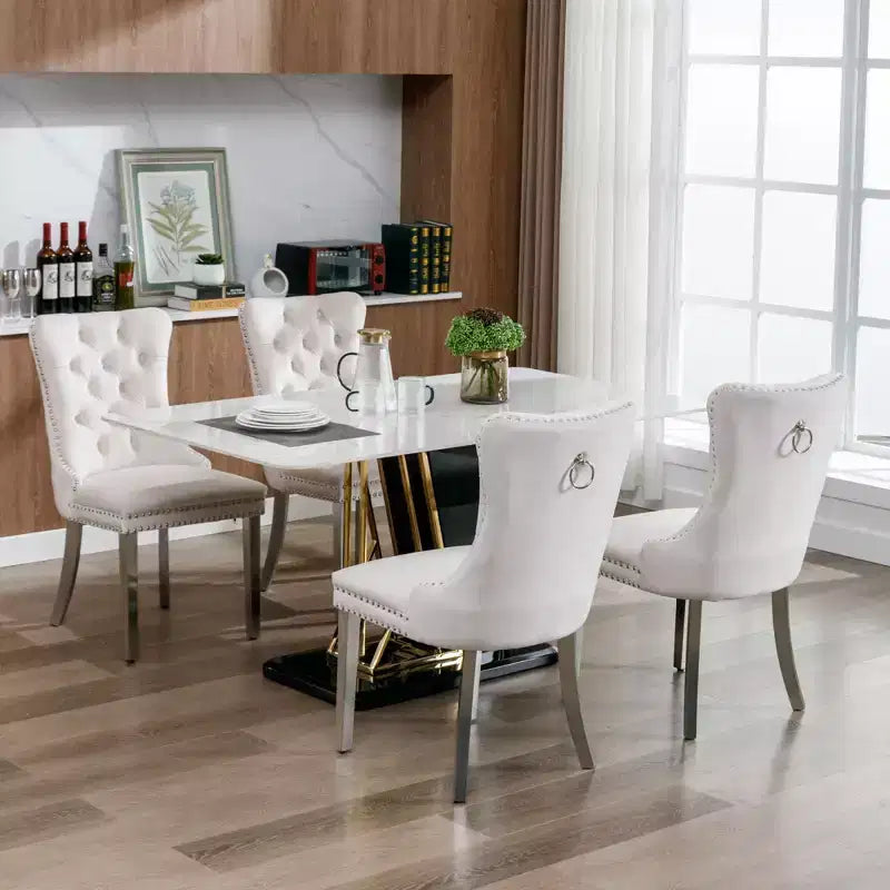 Set di 2 sedie da pranzo contemporanee imbottite in velluto grigio trapuntato in legno massello con gambe placcate in acciaio inossidabile cromato e finiture con borchie