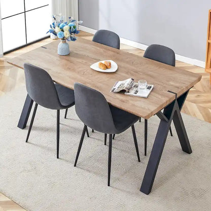 Moderno set da pranzo con tavolo rettangolare nero con base a forma di A e sedie con schienale rotondo