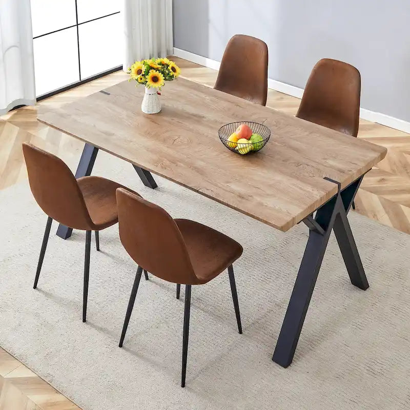 Moderno set da pranzo con tavolo rettangolare nero con base a forma di A e sedie con schienale rotondo