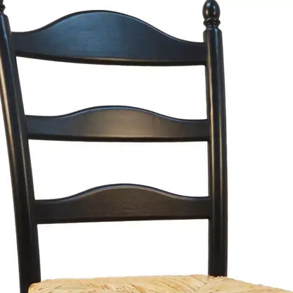 HomeRoots Chaise de salle à manger avec dossier échelle en paille et bois noir