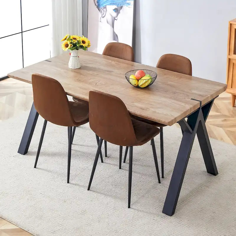 Moderno set da pranzo con tavolo rettangolare nero con base a forma di A e sedie con schienale rotondo