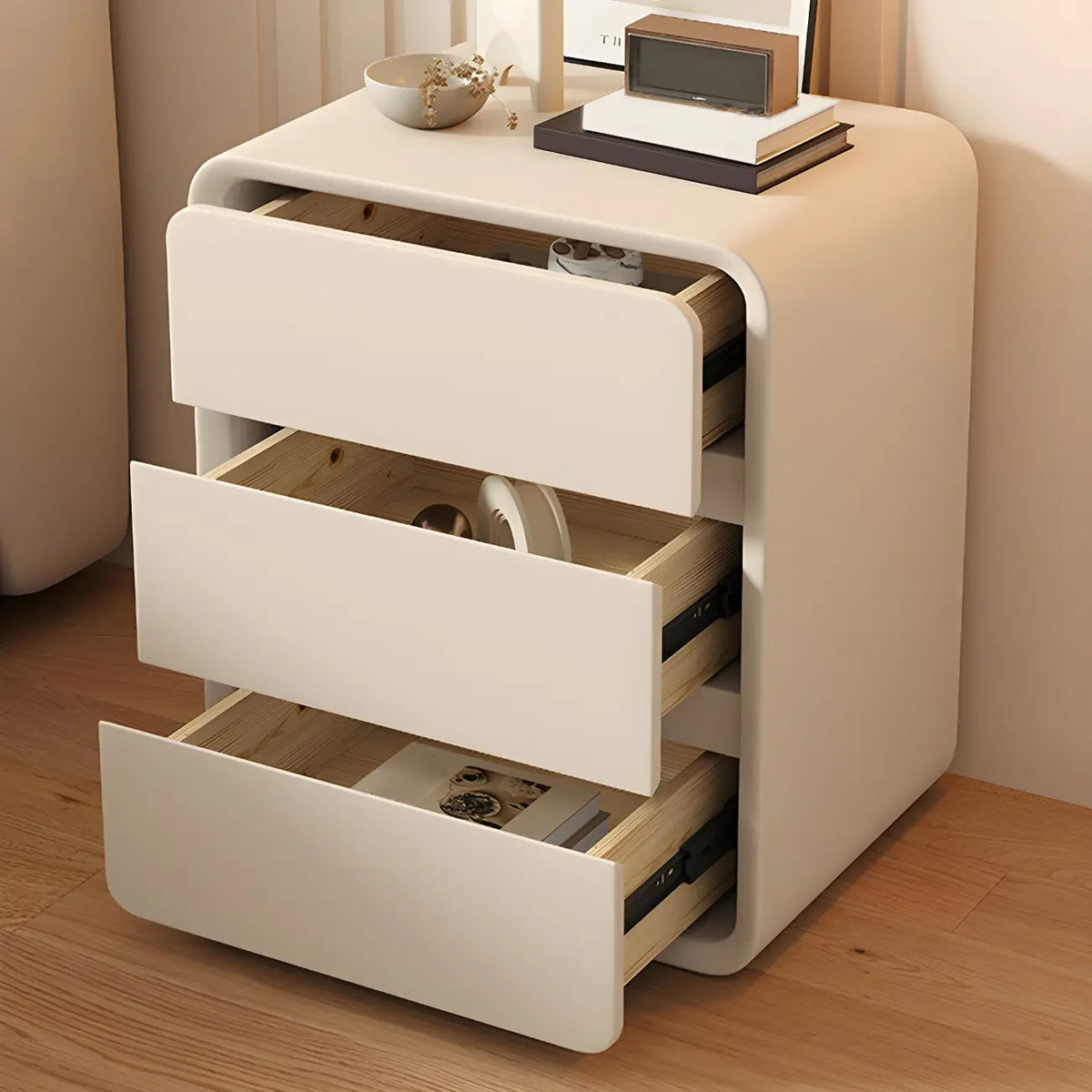 Table de chevet étroite en bois scandinave