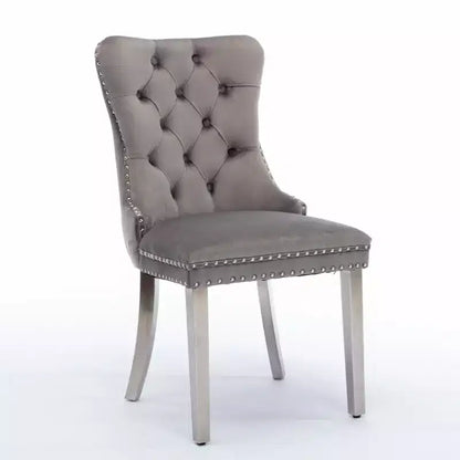 Set di 2 sedie da pranzo contemporanee imbottite in velluto grigio trapuntato in legno massello con gambe placcate in acciaio inossidabile cromato e finiture con borchie