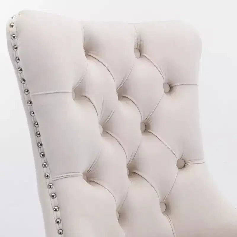 Set di 2 sedie da pranzo contemporanee imbottite in velluto grigio trapuntato in legno massello con gambe placcate in acciaio inossidabile cromato e finiture con borchie