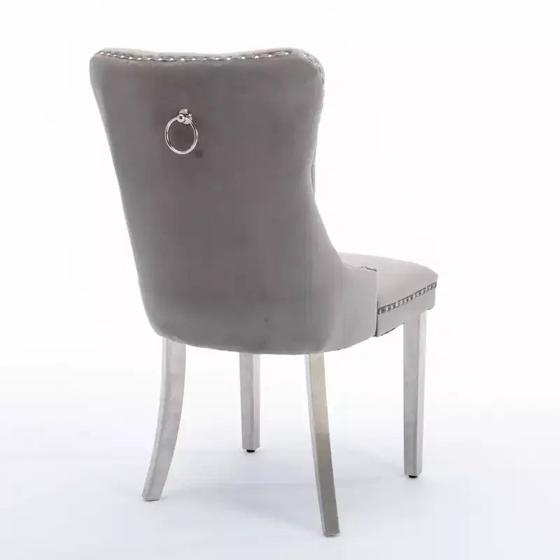 Set di 2 sedie da pranzo contemporanee imbottite in velluto grigio trapuntato in legno massello con gambe placcate in acciaio inossidabile cromato e finiture con borchie