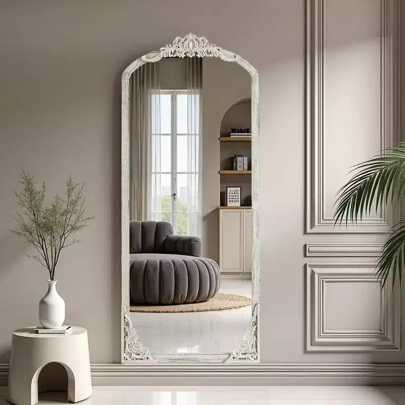 Specchio a figura intera (senza supporto) in legno massello intagliato a fiori, ad angolo retto, leggermente curvo, effetto invecchiato bianco