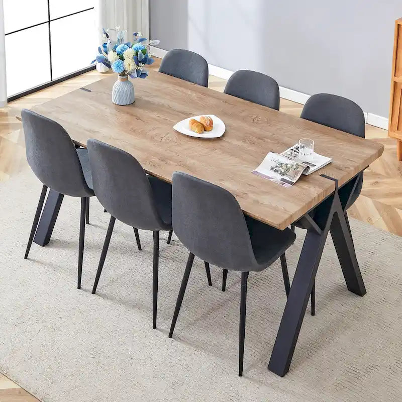 Moderno set da pranzo con tavolo rettangolare nero con base a forma di A e sedie con schienale rotondo
