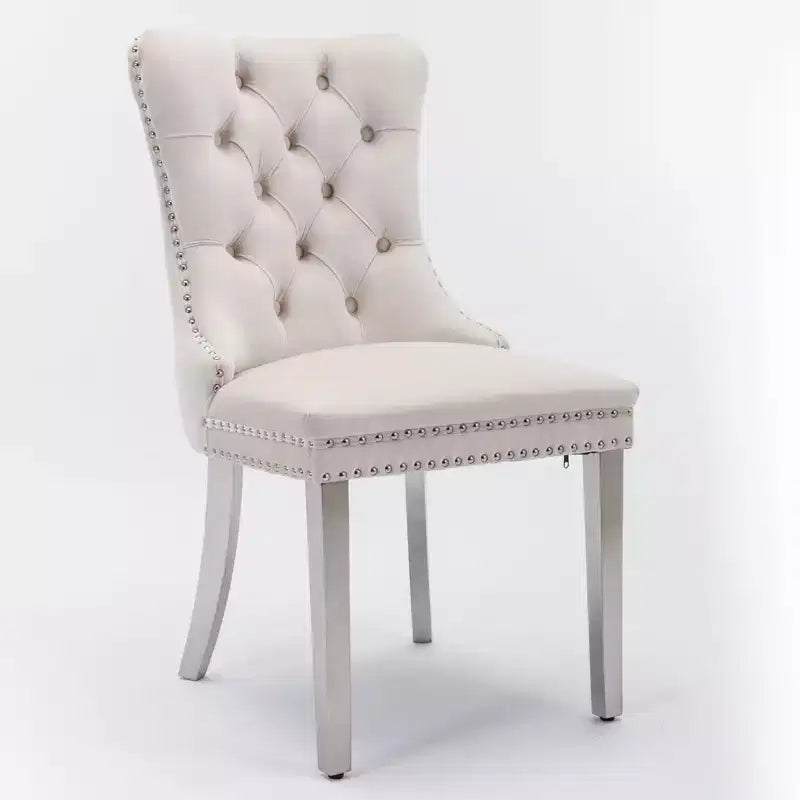 Set di 2 sedie da pranzo contemporanee imbottite in velluto grigio trapuntato in legno massello con gambe placcate in acciaio inossidabile cromato e finiture con borchie