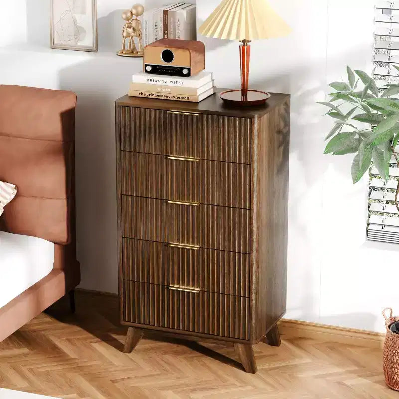 Commode haute à 5 tiroirs cannelés — Noyer, style Mid-Century Modern
