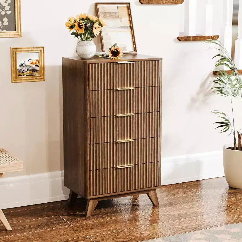 Commode haute à 5 tiroirs cannelés — Noyer, style Mid-Century Modern